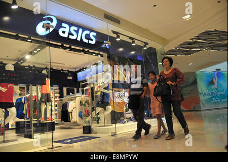 Shoppers in new Ayala Center extension Cebu City Philippines Stock Photo