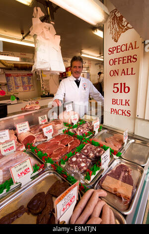 UK, England, Devon, Barnstaple, Butcher’s Row, butcher John Pile with display of meat in Grattons shop Stock Photo