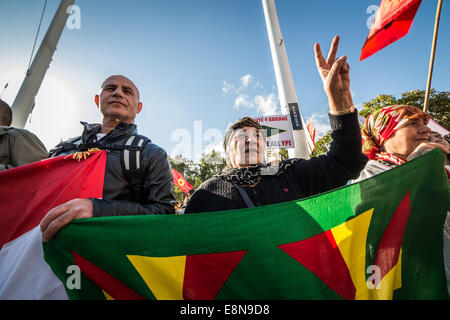 London, UK. 11th Oct, 2014.  Kurdish protesters condemn attacks by the Islamic State 2014 Credit:  Guy Corbishley/Alamy Live News