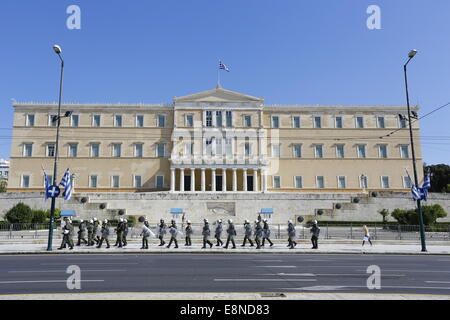 Greek police officers in riot gear march past the Greek Parliament. Greek Anarchists marched through Athens in support of Antonis Stamboulos, who was arrested by Greek police under the charge of belonging to the Group Revolutionary Struggle, which is designated as a terrorist group by the Greek government. He is currently on a hunger strike in prison. © Michael Debets/Pacific Press/Alamy Live News Stock Photo