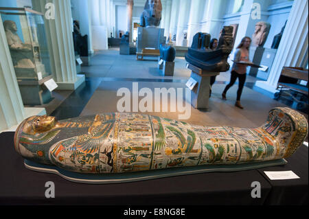 Mummy of the Ancient Egyptian priestess ‘Tamut’ - photocall held at the British Museum.  Featuring: Atmosphere Where: London, United Kingdom When: 09 Apr 2014 Stock Photo