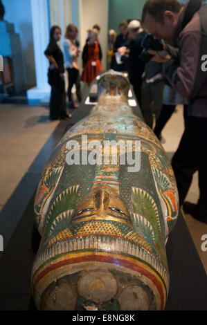 Mummy of the Ancient Egyptian priestess ‘Tamut’ - photocall held at the British Museum.  Featuring: Atmosphere Where: London, United Kingdom When: 09 Apr 2014 Stock Photo