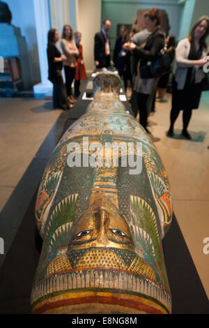 Mummy of the Ancient Egyptian priestess ‘Tamut’ - photocall held at the British Museum.  Featuring: Atmosphere Where: London, United Kingdom When: 09 Apr 2014 Stock Photo