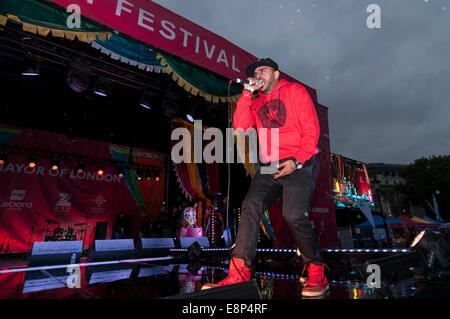 London, UK, 12th October 2014.  The singer, Juggy D, performs in the rain in front of thousands gathered in Trafalgar Square to celebrate the annual Diwali Festival.    Credit:  Stephen Chung/Alamy Live News Stock Photo