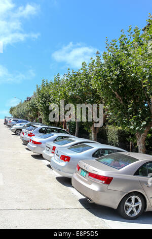 Cars parked on a street on a steep hill in Pacific Heights, San Francisco Stock Photo