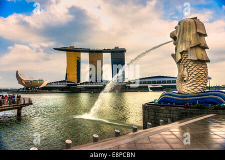 SINGAPORE-MARCH 19 : The Merlion and the Marina Bay Sands Resort Hotel, billed as the world's most expensive standalone casino p Stock Photo
