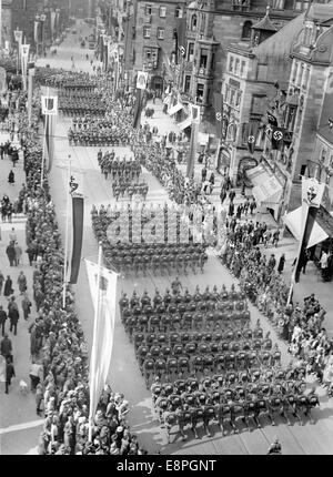 Nuremberg Rally 1936 in Nuremberg, Germany - Members of the Reich Labour Service march thtough Koenigsstrasse and later past Adolf Hitler at hotel 'Deutscher Hof'. (Flaws in quality due to the historic picture copy) Fotoarchiv für Zeitgeschichtee - NO WIRE SERVICE – Stock Photo
