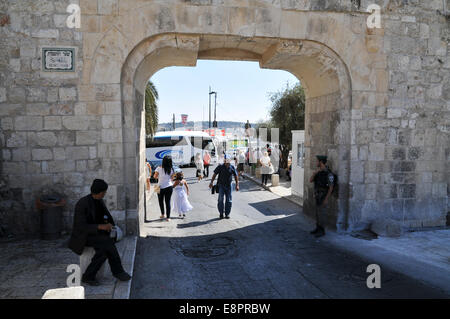 Israel, Jerusalem, Old City The Dung Gate (also known as Sha'ar Ha'ashpot, Gate of Silwan, Mograbi Gate) Stock Photo