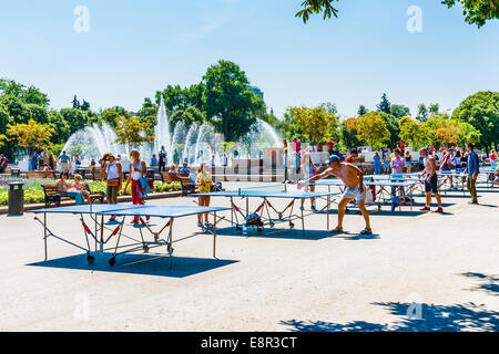 Moscow, Russia. 12th July 2014: People play ping pong by the main fountain of Moscow Gorky park Stock Photo