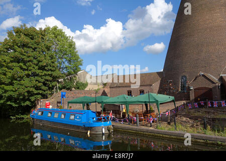 Stourbridge Canal and The Red House Glass Cone Museum, Wordsley, West Midlands, England, UK Stock Photo