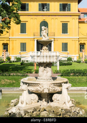 Lenbachhaus (Lenbach Building) and its staedtische Galarie (municipal gallery) near Konigsplatz in Munich, Bavaria, Germany. Stock Photo