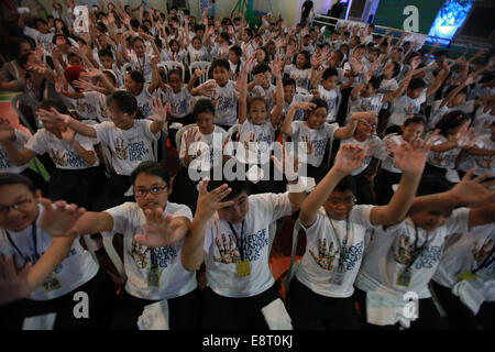 Mandaluyong City, Philippines. 14th Oct, 2014. Children raise their hands on the Global Handwashing Day in Mandaluyong City, the Philippines, Oct. 14, 2014. The Global Handwashing Day aims to motivate, mobilize and raise awareness of washing hands with soap to prevent the spread of diseases. © Rouelle Umali/Xinhua/Alamy Live News Stock Photo