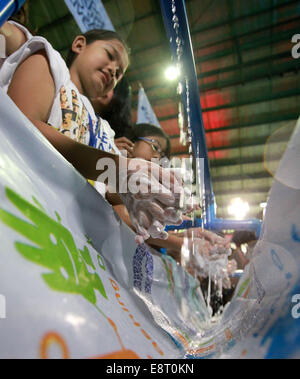 Mandaluyong City, Philippines. 14th Oct, 2014. Children wash their hands on the Global Handwashing Day in Mandaluyong City, the Philippines, Oct. 14, 2014. The Global Handwashing Day aims to motivate, mobilize and raise awareness of washing hands with soap to prevent the spread of diseases. © Rouelle Umali/Xinhua/Alamy Live News Stock Photo