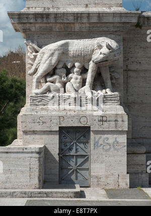 Sculpture of the Capitoline Wolf feeding Romulus and Remus, Duca d'Aosta bridge over the Tiber River, 1939 to 1942 Stock Photo