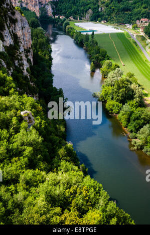 France, Saint-Cirq-Lapopie. On a steep cliff 100 m above the river Lot. Stock Photo