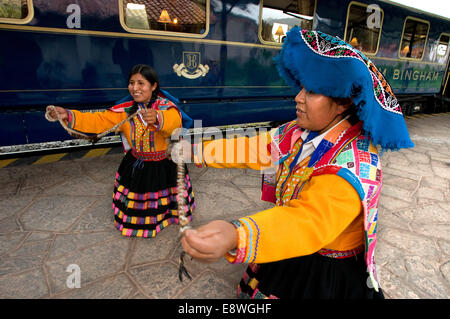 Peru Luxury train from Cuzco to Machu Picchu. Orient Express. Belmond.  Observation car entertained by musicians and dancers in traditional  costumes at Stock Photo - Alamy