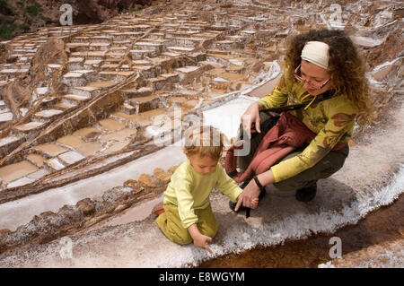 Cristina e Iris en las salinas de Maras en el Valle Sagrado cerca de Cuzco. Maras is a town in the Sacred Valley of the Incas, 4 Stock Photo