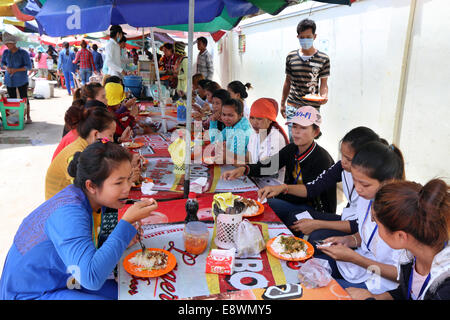 Female textile workers having lunchbreak outside a garment factory in the Pochentong industrial area in Phnom Penh, Cambodia Stock Photo