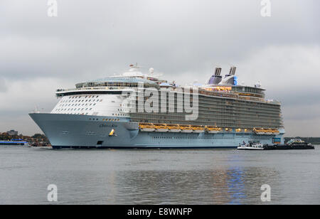 Rotterdam, Netherlands. 14th October, 2014. The oasis of the seas leaving the rotterdam harbor to southampton on Okt 2014 in Rotterdam,this is the biggest cruise ship in the world Credit:  chris willemsen/Alamy Live News Stock Photo
