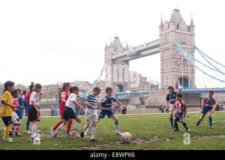 London, UK. 15th October, 2015.   London schoolchildren playing football outside City Hall as part of London United.  The citywide initiative involves all 15 London football clubs and encourages youngsters to get more active. Credit:  Stephen Chung/Alamy Live News Stock Photo