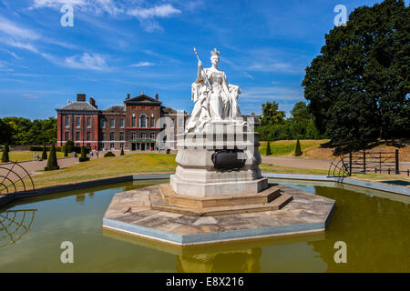 Statue of Queen Victoria, Kensington Palace, London Stock Photo