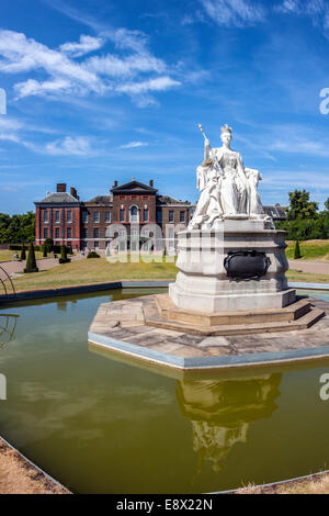 Statue of Queen Victoria, Kensington Palace Gardens, London Stock Photo