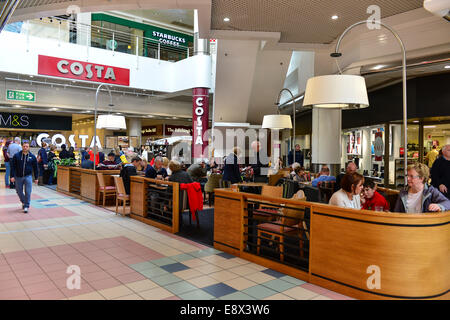 People drinking coffee at Costa Coffee, Dubai Airport, Dubai, UAE Stock Photo: 67809967 - Alamy