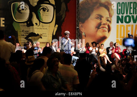 Sao Paulo, Brazil. 15th October, 2014. Brazil's President Dilma Rousseff, presidential candidate for re-election from the Workers Party (PT), speaks during a meeting with teachers and social movements during her campaign in Sao Paulo. Rousseff will face the candidate Aecio Neves, from the Brazilian Social Democracy Party (PSDB), on a second-round vote on October 26. Credit:  Tiago Mazza Chiaravalloti/Pacific Press/Alamy Live News Stock Photo