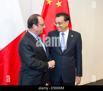 Milan, Italy. 16th Oct, 2014. Chinese Premier Li Keqiang (R) shakes hands with French President Francois Hollande during their meeting in Milan, Italy, Oct. 16, 2014. Credit:  Wang Ye/Xinhua/Alamy Live News Stock Photo