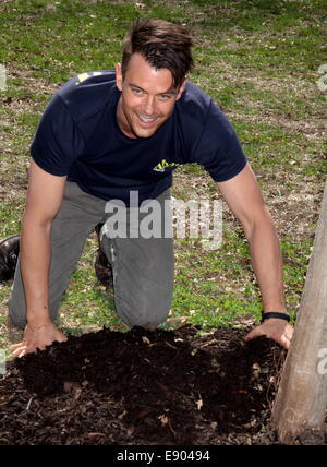 National Volunteer Week Partner Advil and actor Josh Duhamel team up and volunteer with other New Yorkers, pitching in to help revitalise Franz Sigel Park in the Bronx  Featuring: Josh Duhamel Where: New York City, New York, United States When: 12 Apr 2014 Stock Photo