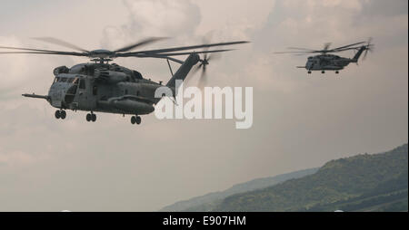 Two U.S. Marine Corps CH-53E Super Stallion helicopters assigned to Marine Medium Tiltrotor Squadron (VMM) 262 (Reinforced), 31st Marine Expeditionary Unit circle around a designated landing area during Amphibious Landing Exercise (PHIBLEX) 15 at Crow Val Stock Photo