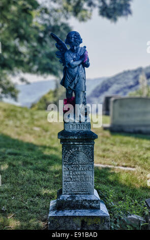 Statue of Eleanor in Harpers Ferry cemetery Stock Photo