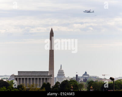 Space Shuttle Discovery flies over Washington Stock Photo