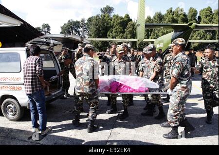 Kathmandu, Nepal. 17th Oct, 2014. Nepalese Army personnel bring the bodies of avalanche victims in Kathmandu, Nepal, Oct. 17, 2014. The death toll from snow blizzards in northern Nepal will probably climb to 50 as more than 100 people are still missing, Trekking Agencies Association of Nepal (TAAN) said here Friday. Credit:  Nepal Army/Xinhua/Alamy Live News Stock Photo