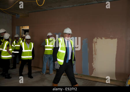 Boris Johnson, Mayor of London visits new apartments being built on the Greenwich Peninsula Stock Photo