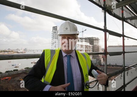 Boris Johnson, Mayor of London has a guided tour of new apartments being built on the Greenwich Peninsula by Wates Construction Stock Photo