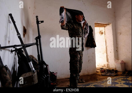 A Kurdish fighter of the People's Protection Units YPG wearing traditional Kurdish headdress in Tel Hammis front line with ISIS or ISIL in Al Hasakah or Hassakeh district in Syrian Kurdistan commonly known in Kurdish as Rojava North Eastern Syria Stock Photo