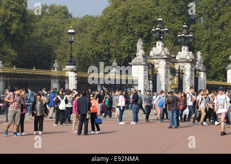 Tourists gathering outside the residence of the Queen of England,Buckingham Palace Stock Photo