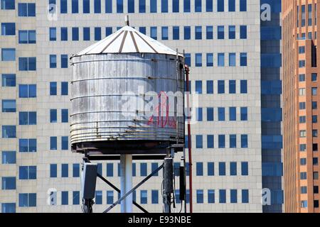Rooftop water tank in Manhattan, New York City, USA Stock Photo