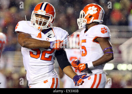 Photo: Christian Wilkins from Clemson receives a jersey from NFL  Commissioner Roger Goodell - JPS20190425044 