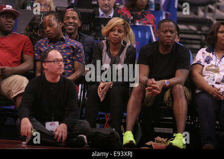 Tuesday April 15 2014; Mary J. Blige out at the Clippers game. The Los Angeles Clippers defeated the Denver Nuggets by the final score of 117-105 at Staples Center in downtown Los Angeles, CA.  Featuring: Mary J. Blige Where: Los Angeles, California, United States When: 16 Apr 2014 Stock Photo