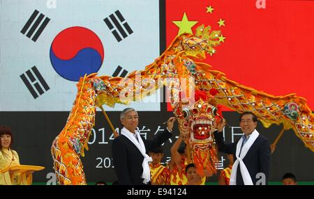 Chinese Ambassador to South Korea Qiu Guohong covers caskets containing ...