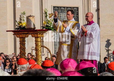 Vatican City. 19th Oct, 2014. Beatification of Pope Paul VI - The relic of Pope Paul VI Credit:  Realy Easy Star/Alamy Live News Stock Photo
