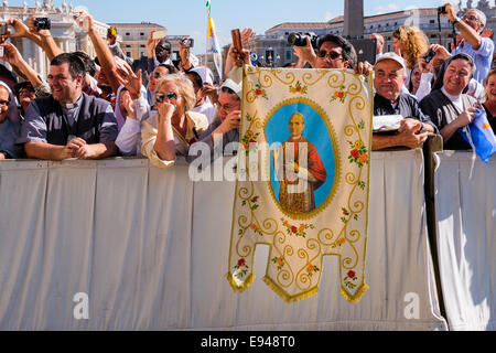 Vatican City. 19th Oct, 2014. Beatification of Pope Paul VI  19 Sep 2014 - the faithful Credit:  Realy Easy Star/Alamy Live News Stock Photo