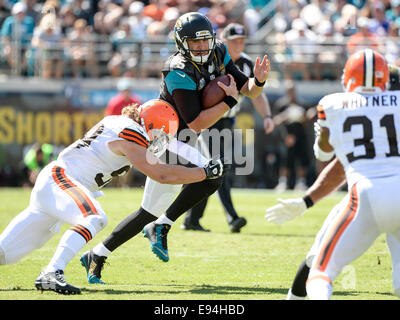 Cleveland Browns outside linebacker Paul Kruger rushes the passer during an  NFL football game against the Pittsburgh Steelers Sunday, Oct. 12, 2014, in  Cleveland. Cleveland won 31-10. (AP Photo/David Richard Stock Photo - Alamy