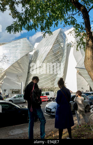 Paris, France. New Contemporary Arts Museum Building the Fondation Louis  Vuitton, in Bois de Boulogne Parks, (Credit Architect: Fred Gehry),  Tourists Outside, designer label, UNUSUAL PARIS, glass building france  Stock Photo 