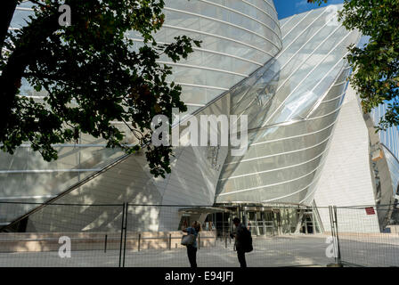 Paris, France. New Contemporary Arts Museum Building the Fondation Louis  Vuitton, in Bois de Boulogne Parks, (Credit Architect: Fred Gehry),  Tourists Outside, designer label, UNUSUAL PARIS, glass building france  Stock Photo 