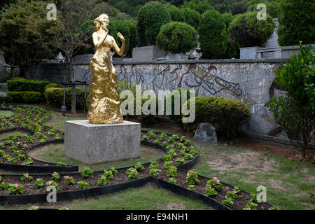 Golden statue of Teresa Teng at her grave at Chin Pao San, a cemetery in Jinshan, New Taipei City, Taiwan Stock Photo