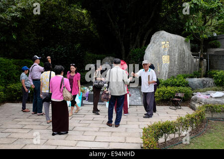 Mourners at the grave of singer Teresa Teng at Chin Pao Shan in Jinshan, New Taipei City, Taiwan Stock Photo