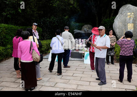 Mourners at the grave of Teresa Teng, Jinshan, New Taipei City, Taiwan Stock Photo